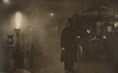 Een agent die verkeer regelt in de mist, waar Charing Cross Trafalgar Square ontmoet door English Photographer